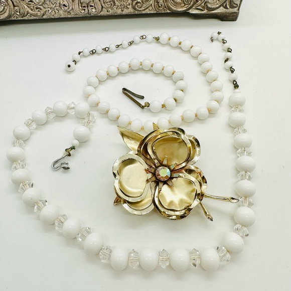 Vintage milkglass necklaces mod flower brooch - Picture 17 of 17